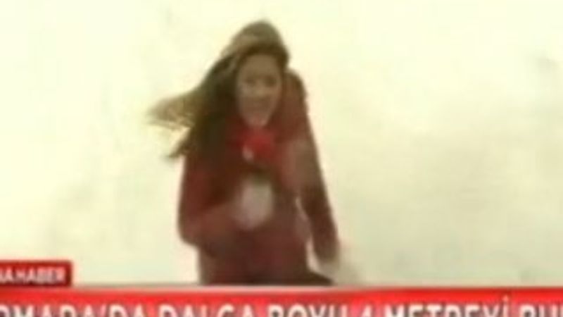 Fox TV muhabirinin dalgalarla mücadelesi İZLE