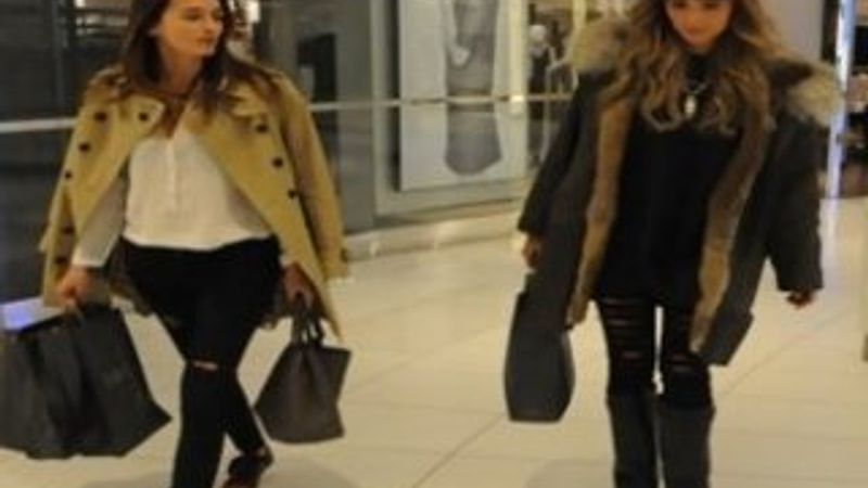 Özge Ulusoy indirimi kaçırmadı