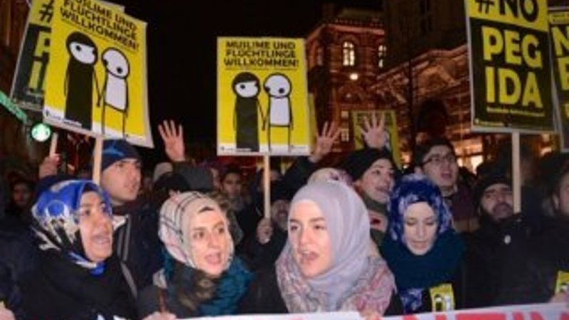 Avusturya'da PEGIDA'yı protesto ettiler