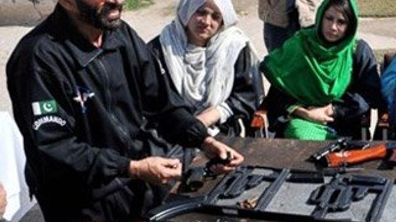 Pakistan'da öğretmenlere silah eğitimi