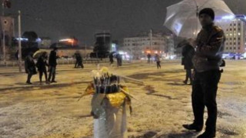 İstanbul'da yağan dolu Taksim'i beyaza bürüdü