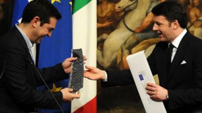 İtalya Başbakanı'ndan Çipras'a kravat