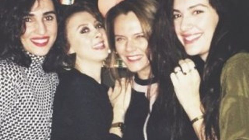 Bergüzar Korel Halit'siz eğlendi