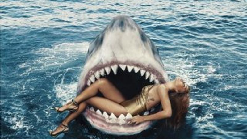 Rihanna köpekbalıklarıyla kamera karşısında geçti
