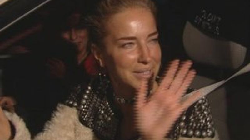 Burcu Esmersoy patenci gençleri arabasına aldı