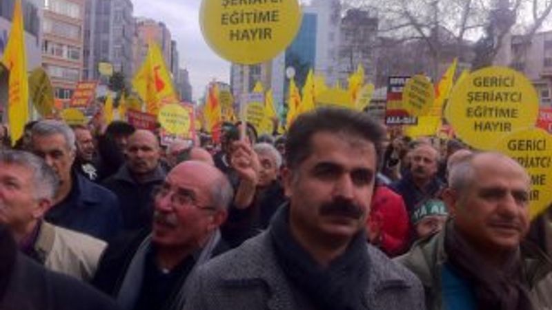 Aleviler laik eğitim istiyoruz diyerek eylem yaptı