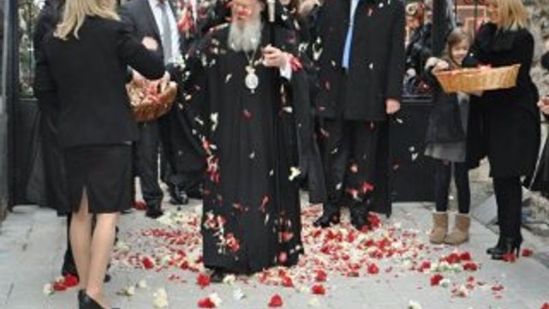 Bartholomeos'a İzmir'de karanfilli karşılama