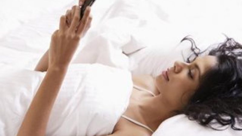 Yatakta akıllı telefon kullanımı uykusuzluğa neden oluyor