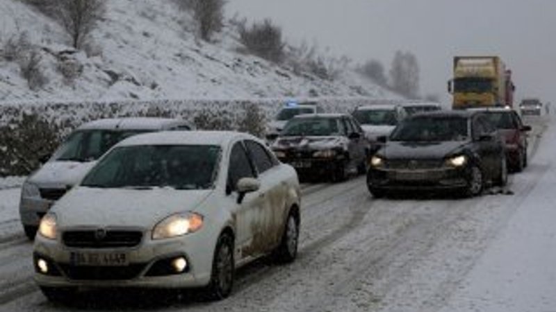 Bolu Dağı'nda ulaşıma kar engeli
