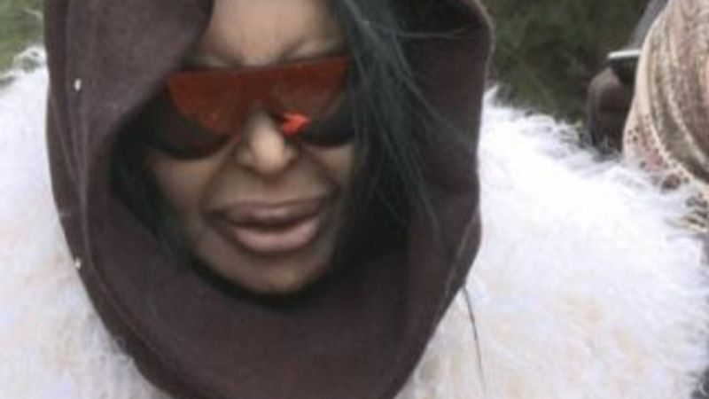 Bülent Ersoy Müzeyyen Senar'ın mezarında şarkı söyledi