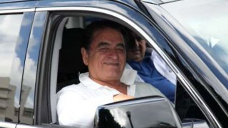 İbrahim Tatlıses ameliyat öncesi bıyıklarını kesti