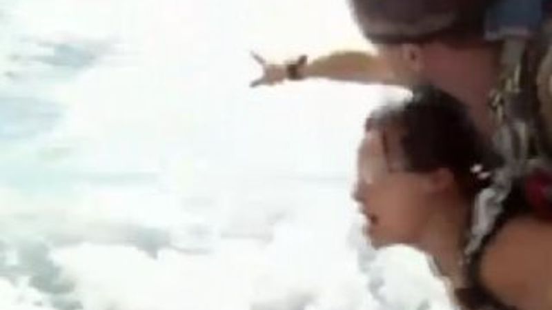 Paraşütçüler uçağa çarpmaktan son anda kurtuldu İZLE