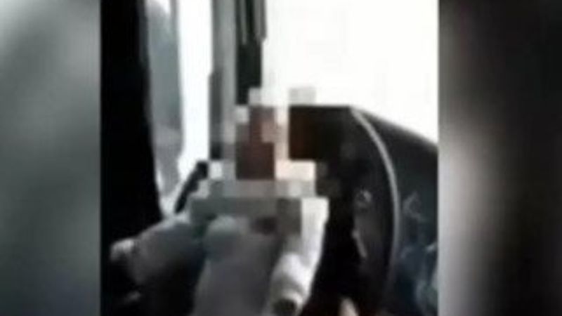 Bir aylık bebeğini direksiyona bağladı - İzle