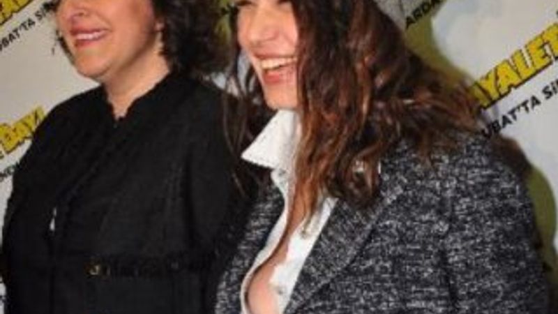 Beren Saat'in gala dekoltesi