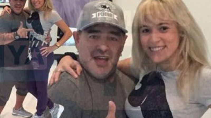 Maradona 24'lük sevgilisi için estetik yaptırdı