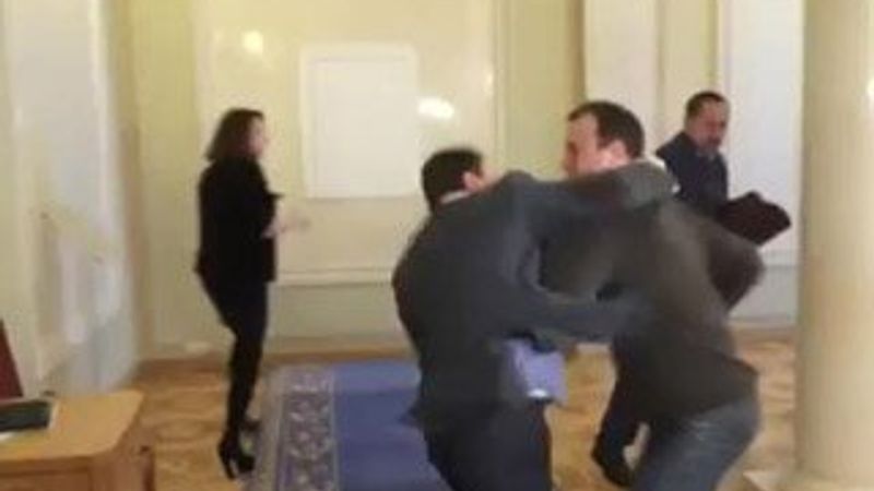 Ukrayna'da milletvekillerinin yumruklu kavgası - İzle
