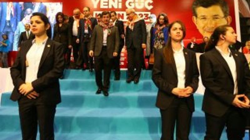 Başbakan Davutoğlu'nu kadın korumalar korudu