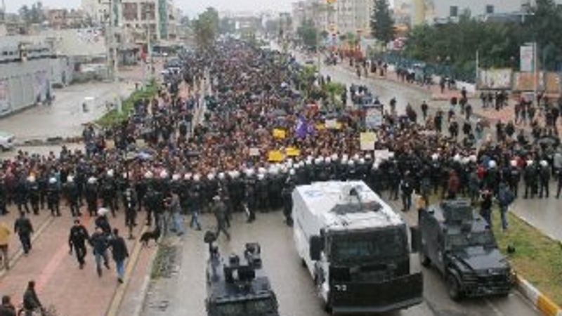 Mersin'de Özgecan için yürüyüş düzenlendi