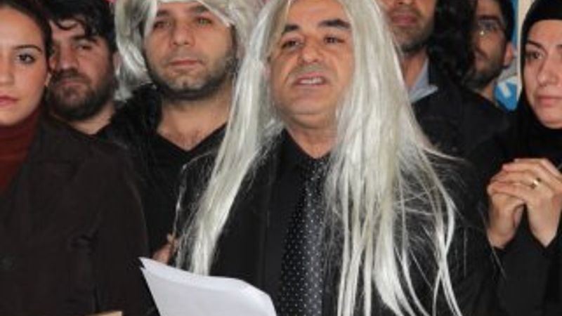 Diyarbakırlı erkeklerden peruklu eylem