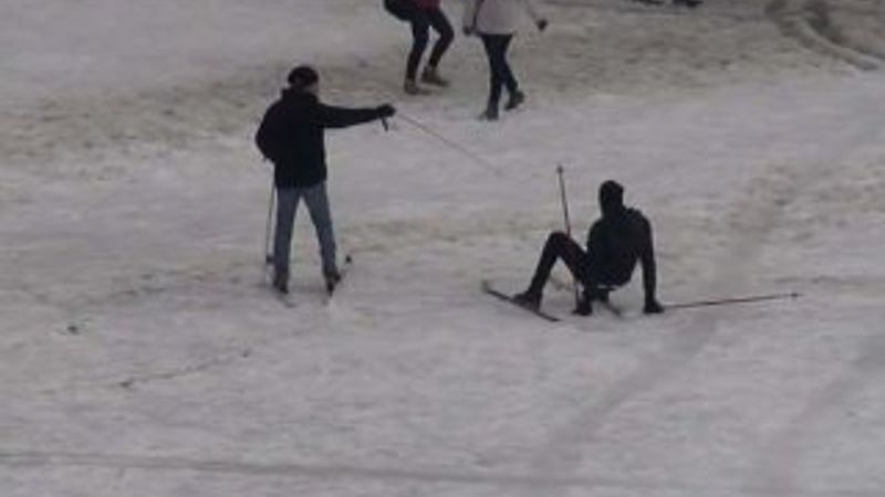 İstanbullular Taksim meydanında kayak yaptı