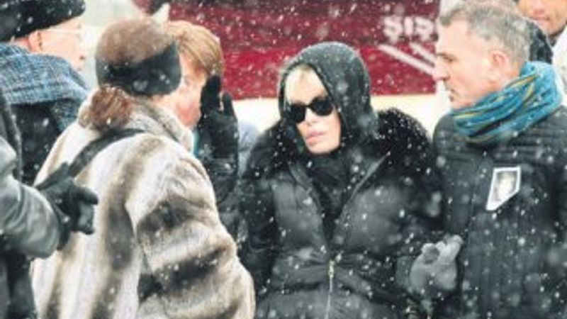 Fikret Şeneş'in cenazesinde Ajda Pekkan gerginliği