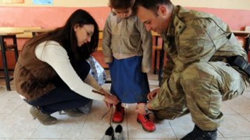 Mehmetçik'ten öğrencilere yardım eli