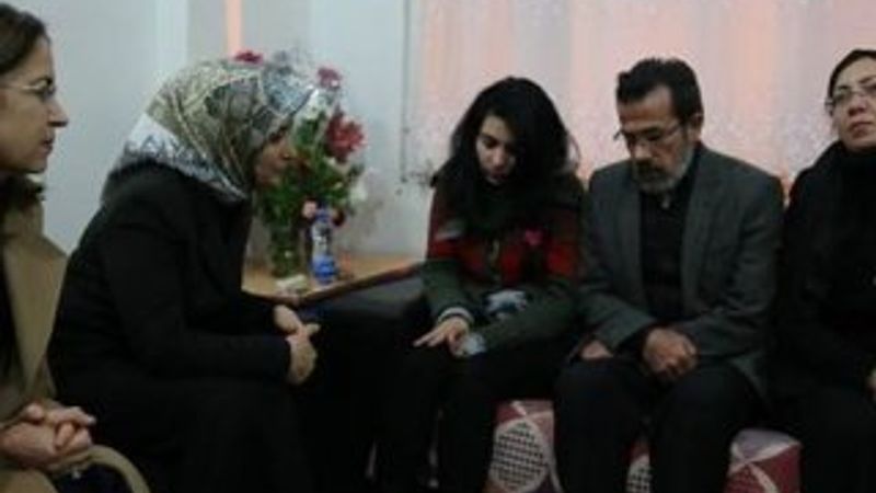 Sare Davutoğlu Özgecan'ın ailesini ziyaret etti