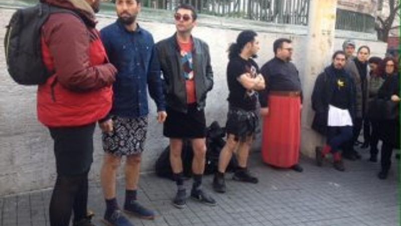 Erkeklerden Taksim'de Özgecan için etekli eylem