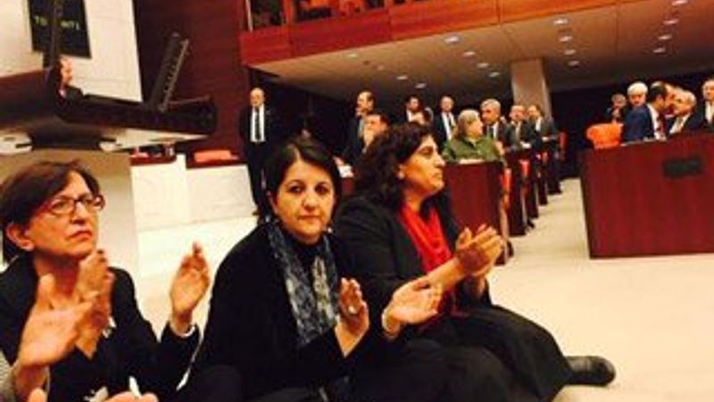 TBMM'de milletvekillerinden oturma eylemi