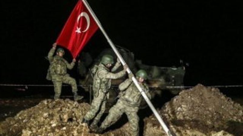 Operasyonda Türk Bayrağı indirilmeden diğeri göndere çekildi