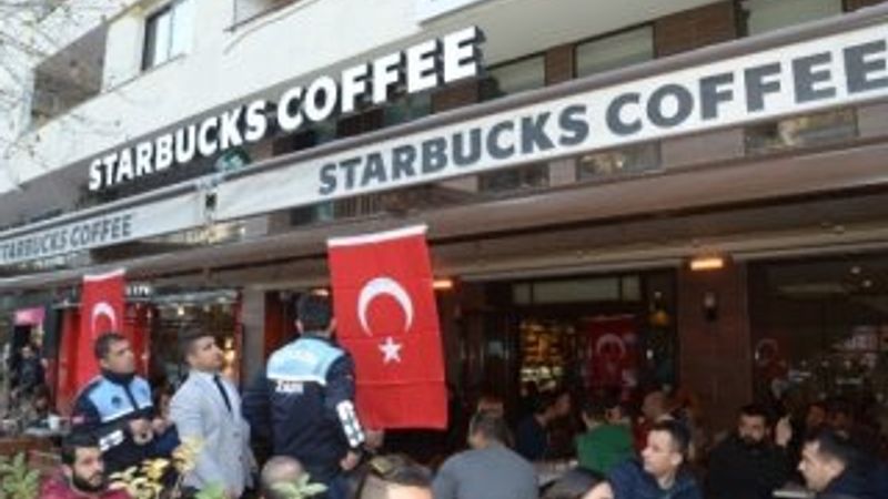 Adana'da zabıta Starbucks'a Türk bayrağı astı