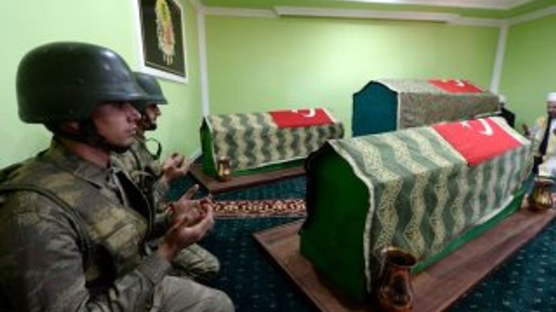 Hüseyin Aygün dua eden askerden rahatsız oldu