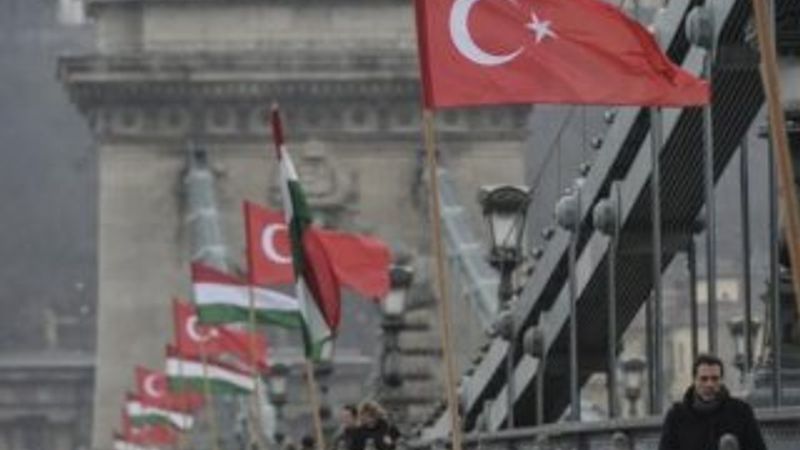Macaristan'da Tuna Nehri üzerinde Türk bayrakları