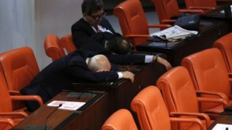 Yorgun düşen vekiller Meclis'te uyuyakaldı