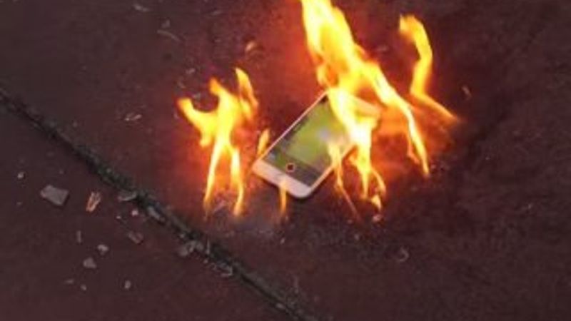 iPhone'u molotofladılar