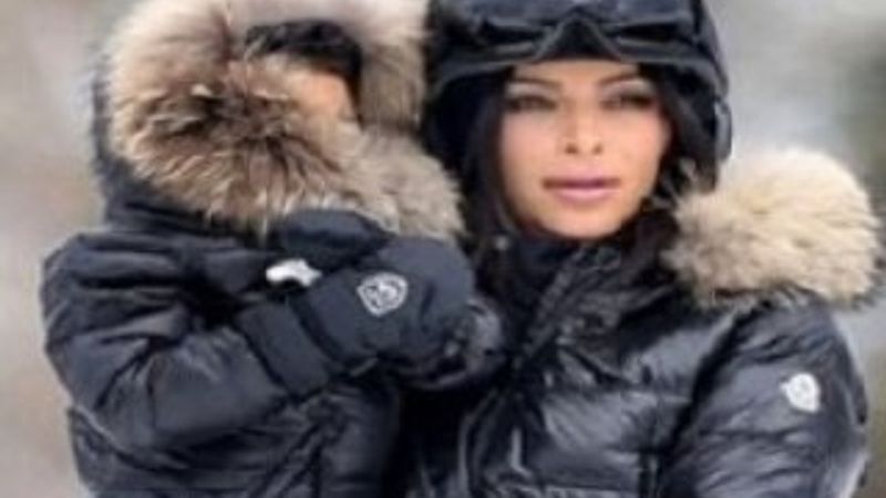 Kim Kardashian kızıyla bir örnek giyindi