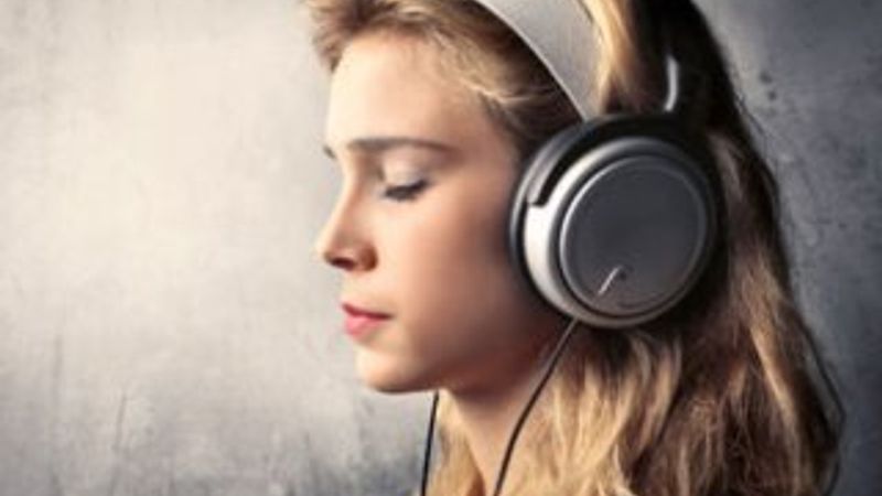 Günde bir saatten fazla müzik dinlemeyin