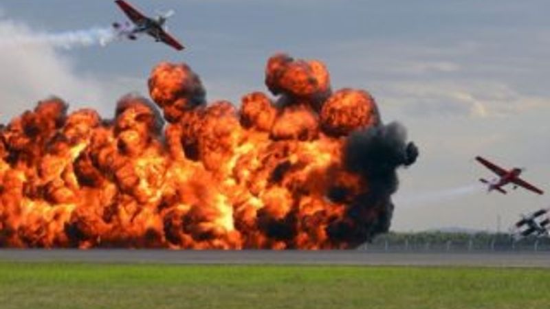 Akrobasi uçakları alevler arasında gösteri yaptı