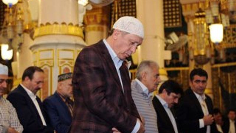 Cumhurbaşkanı Erdoğan Mescid-i Nebevi'de namaz kıldı