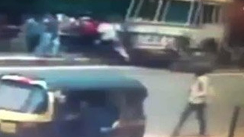 Tanker yayaların arasına daldı - İzle