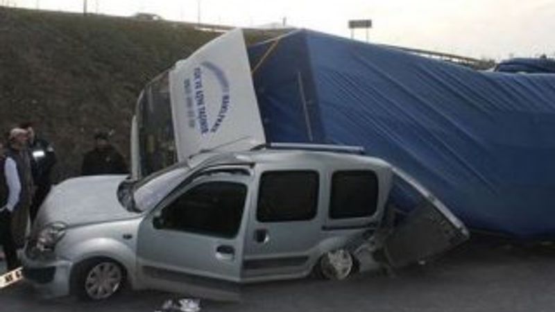 TEM Otoyolu Dilovası'nda zincirleme kazası: 10 yaralı