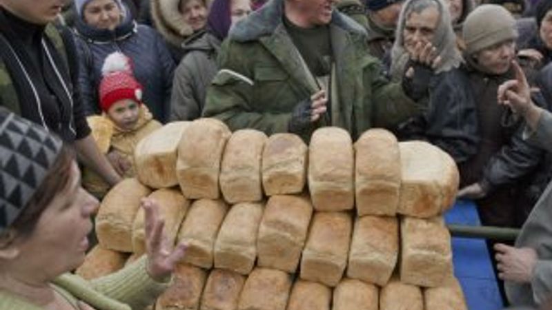 Ukrayna'da ayrılıkçılar halka ekmek dağıttı