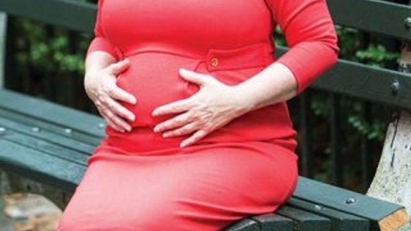 Taşıyıcı annelik yapan kadın torununu doğurdu