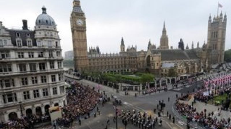 İngiltere politika faizini sabit tuttu