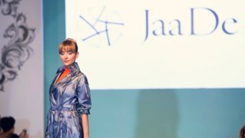 Özge Ulusoy  tesettür giyim defilesinde eşarp takmadı