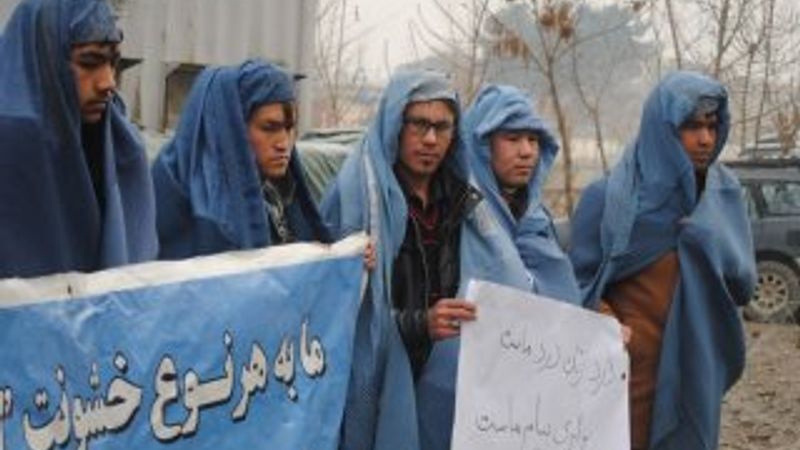 Afgan erkekleri kadına şiddeti protesto etti