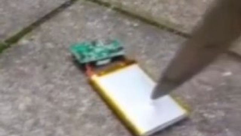 Bıçakla delinen batarya alev aldı İZLE