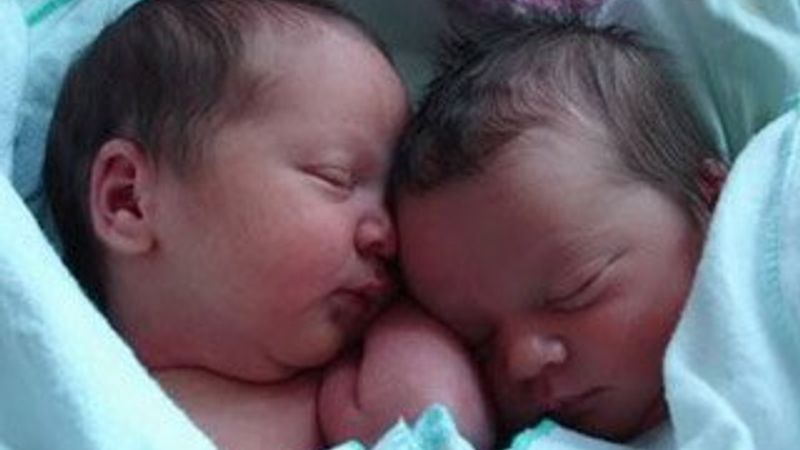 60 yaşında ikiz çocuk doğurdu