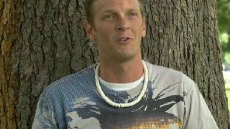 Patates cipsi ile sarhoş olan adam