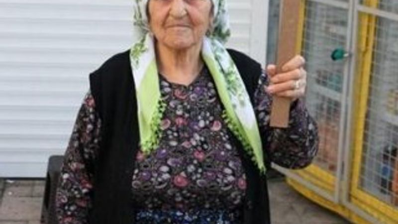 FOTOĞRAF: İnadına mini etek diyen teyze